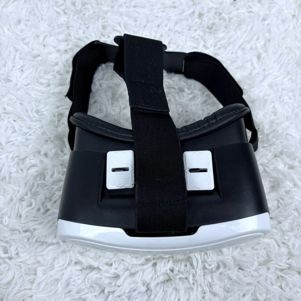 VR adjustable Headset in Black and White